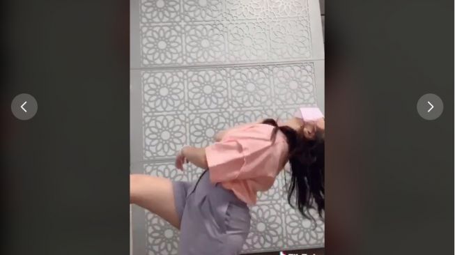 Prilly Latuconsina ikut tantangan TikTok untuk pasangan seorang diri. - (TikTok/@prillilatuconsina15)