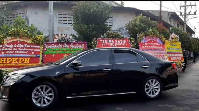 Gunakan Mobil Bekas, Kendaraan Dinas Gibran Kalah Jauh dari 2 Bupati Ini