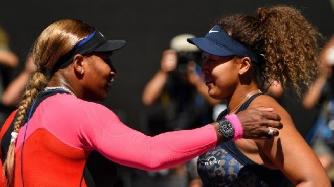 Serena Williams (kiri) memberikan selamat kepada Naomi Osaka setelah petenis Jepang tersebut mengalahkannya di semifinal Australia Open 2021 di Melbourne. Paul CROCK / AFP