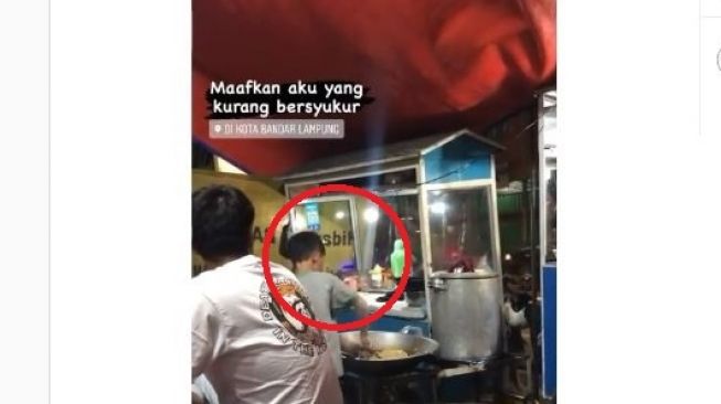 Viral Bocah Berjualan Nasi Goreng Di Malam Hari, Publik: Pahalamu Besar Dik