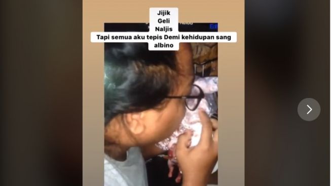 Wanita Beri Napas Buatan ke Bayi Anjing Sekarat, Warganet Geli-geli Takjub