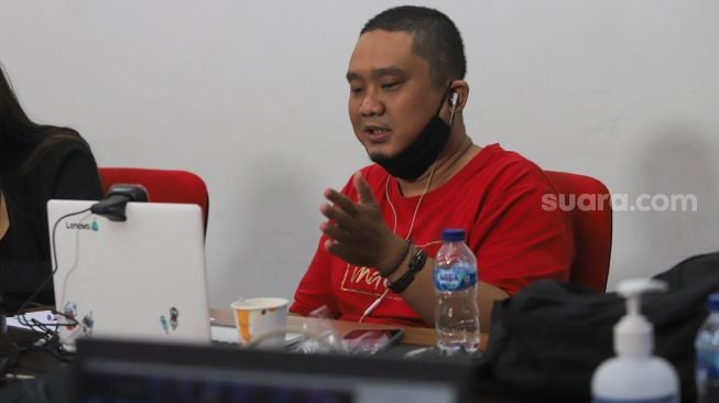 Juri dari label ProAktif, Bambang Sugianto saat melakukan proses penjurian finalis Bintang Suara Grup 3 yang diselenggarakan secara virtual di Kantor Suara.com, Jakarta Selatan, Kamis (18/2/2021). [Suara.com/Alfian Winanto]