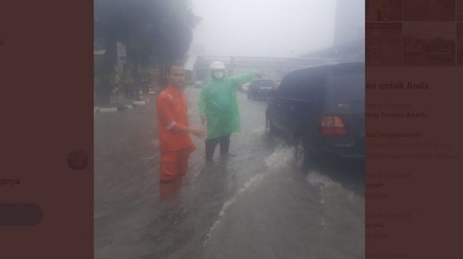 Jakarta Banjir Hari Ini, Jalan Tergenang Tapi Masih Bisa Dilalui Mobil