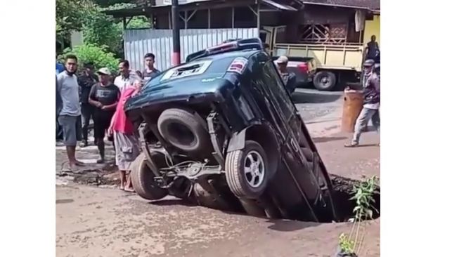 Potret Toyota Kijang 'Nyemplung' ke Jalan Bolong, Posisinya Bikin Prihatin