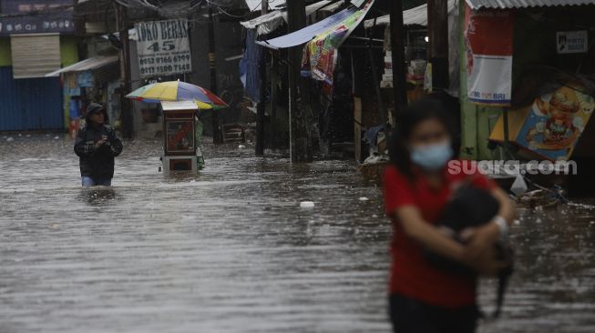 Ratusan Rumah Mati Listrik karena Banjir di Klender dan Kalimalang