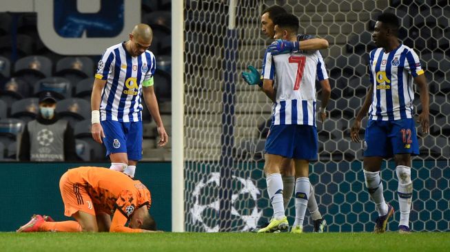 Penyerang Juventus Cristiano Ronaldo sujud di lapangan selama pertandingan leg pertama babak 16 besar Liga Champions antara Porto melawan Juventus di Estadio do Dragao, Porto, Rabu waktu setempat atau Kamis (18/2/2021) dini hari WIB. [MIGUEL RIOPA / AFP]