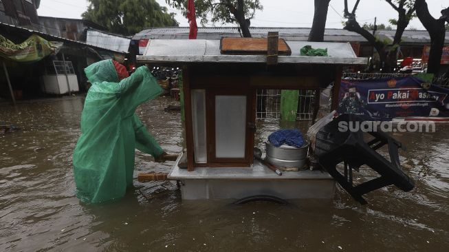 Warga Bantaran Sungai Jakarta Siaga Banjir