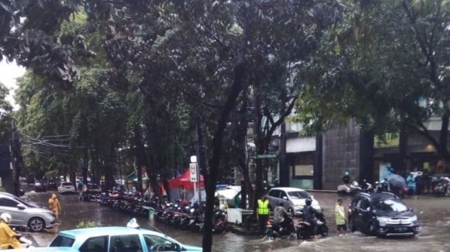 Sejumlah kendaraan melintas di Jalan Raya Kemang, Kelurahan Bangka, Mampang Prapatan, Jakarta Selatan, yang tergenang air, Kamis (18/2/2021). Sebagai ilustrasi kondisi kendaraan melintas dan terendam banjir (ANTARA/HO-Kecamatan Mampang Prapatan) [Antara]