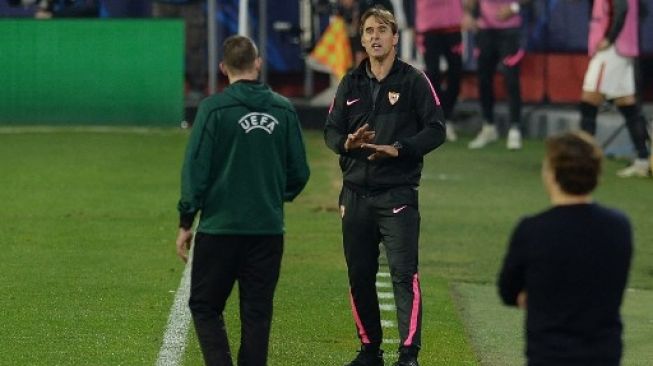 Reaksi pelatih Sevilla Julen Lopetegui saat skuatnya menghadapi Borussia Dortmund di leg pertama babak 16 besar Liga Champions di Ramon Sanchez Pizjuan stadium. CRISTINA QUICLER / AFP