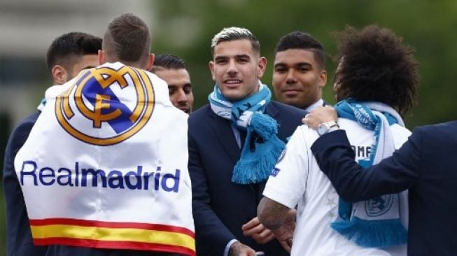 Theo Zidane (tengah) bersama para pemain tim senior Real Madrid di tahun 2020, merayakan keberhasilan Los Blancos menjuarai La Liga. [AFP]