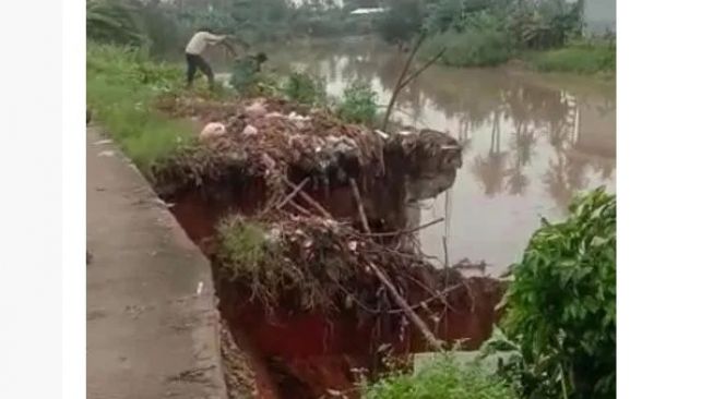 Curah Hujan Tinggi, Tanggul Longsor di Tangerang, Mobil Berat Bisa Amblas