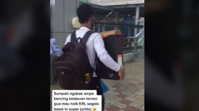 Niat Hati Naik KRL Bawa TV Jumbo, Nasib Pria Ini Malah Bikin Ngelus Dada