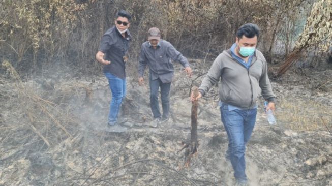 Satreskrim Polres Mempawah melakukan penyelidikan di lokasi kebakaran lahan (dok Polres Mempawah)