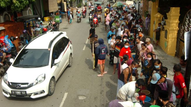 Sejumlah warga antre pembagian air bersih di Kelurahan Tegalsari, Tegal, Jawa Tengah, Kamis (18/2/2021).  ANTARA FOTO/Oky Lukmansyah