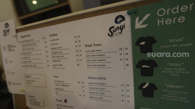 Daftar menu di Kafe Sunyi, Cilandak, Jakarta Selatan, Kamis (18/2/2021). [Suara.com/Angga Budhiyanto]