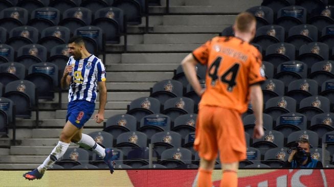 Penyerang Porto Mehdi Taremi merayakan gol pembuka selama pertandingan leg pertama babak 16 besar Liga Champions antara Porto melawan Juventus di Estadio do Dragao, Porto, Rabu waktu setempat atau Kamis (18/2/2021) dini hari WIB. MIGUEL RIOPA / AFP