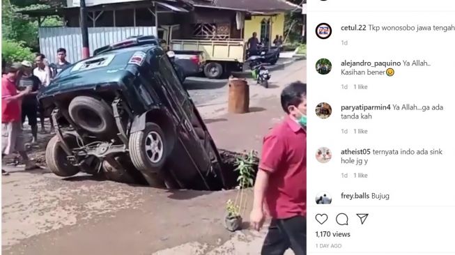 Toyota Kijang nyungsep ke lubang di sebuah jalan raya (Instagram)