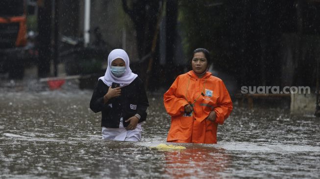 Pakai Toa Musala, Thukul Umumkan Tiap Banjir Datang ke Warga Bangka