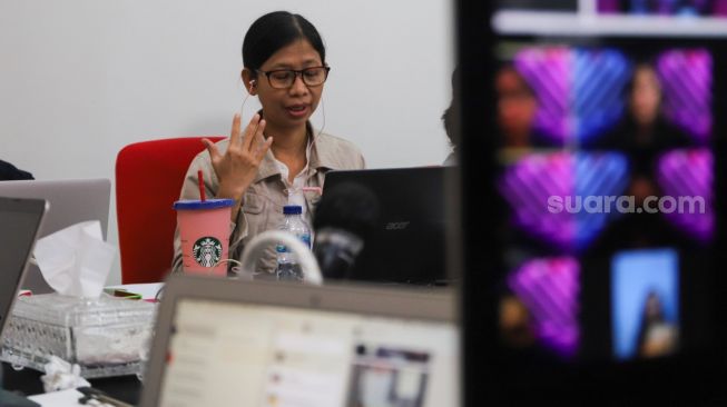 Juri dari Suara.com, Ririn Indriani saat melakukan proses penjurian finalis Bintang Suara Grup 3 yang diselenggarakan secara virtual di Kantor Suara.com, Jakarta Selatan, Kamis (18/2/2021). [Suara.com/Alfian Winanto]