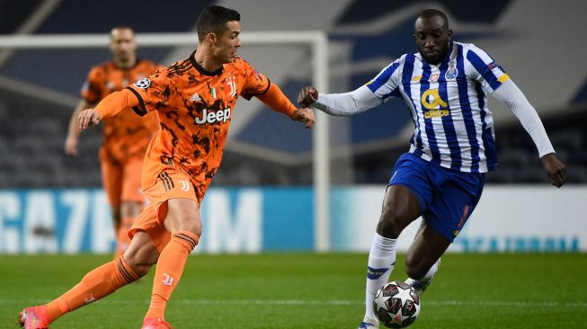 Penyerang Juventus Cristiano Ronaldo bersaing dengan penyerang Porto Moussa Marega selama pertandingan leg pertama babak 16 besar Liga Champions antara Porto melawan Juventus di Estadio do Dragao, Porto, Rabu waktu setempat atau Kamis (18/2/2021) dini hari WIB
MIGUEL RIOPA / AFP