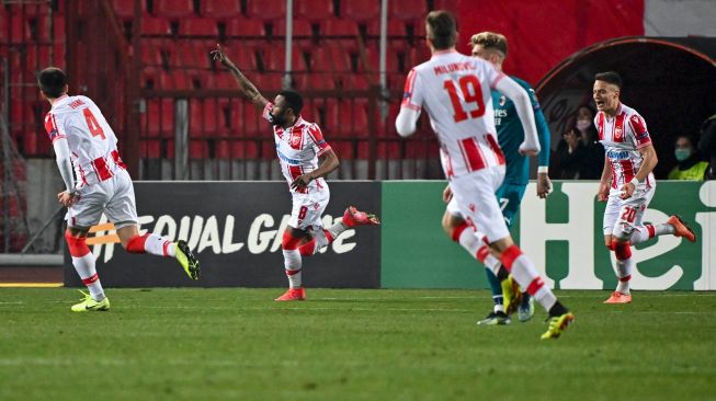 Gelandang Red Star Belgrade Guelor Kanga Kakou (tengah) melakukan selebrasi setelah mencetak penalti selama pertandingan sepak bola babak 32 besar Liga Europa antara Red Star Belgrade melawan AC Milan  di Stadion Rajko Mitic, Beograd, Jumat (19/2/2021) dini hari ANDREJ ISAKOVIC / AFP