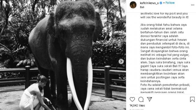 Alesya Kafelnikova klarifikasi foto telanjang naik gajah. (Instagram/@kafelnicova_a)