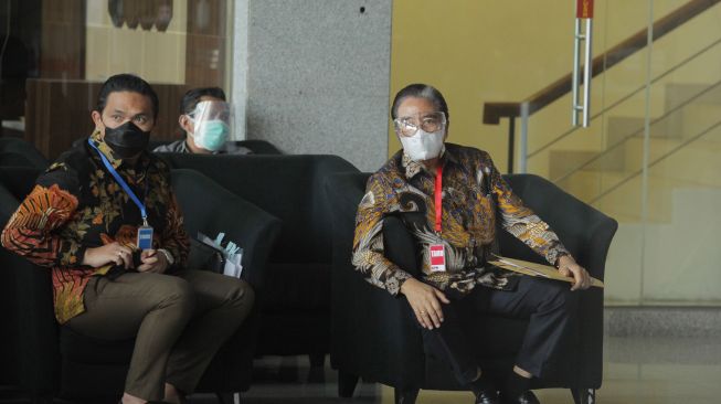 Pengacara Hotma Sitompul (kanan) duduk di ruang tamu sebelum menjalani pemeriksaan, di gedung KPK, Jakarta,Jumat (19/2/2021). ANTARA FOTO/Reno Esnir