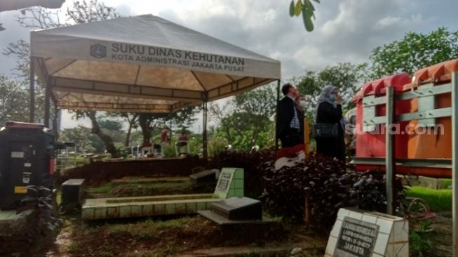 Penampakan jelang pemakaman Ibunda Fadli Zon di TPU Karet Bivak. (Suara.com/Arga)