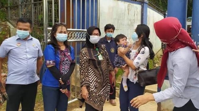 Bayi yang dibuang ibunya dipulangkan ke Indonesia. (dok.KJRI Kuching)