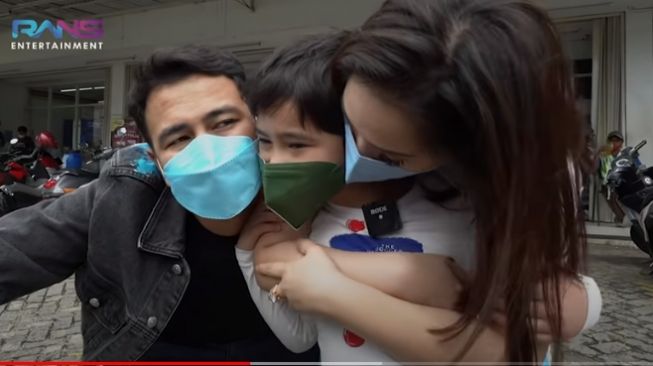 Raffi Ahmad dan Nagita Slavina bersama Rafathar melihat ucapan ulang tahun di veideotron. - (YouTube/RansEntertainment)