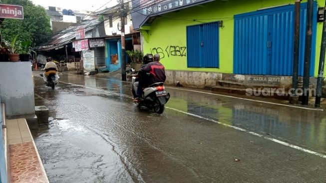 Penampakan Jalan Kemang Utara setelah sempat digenangi banjir mencapai satu meter. (Suara.com/Arga)