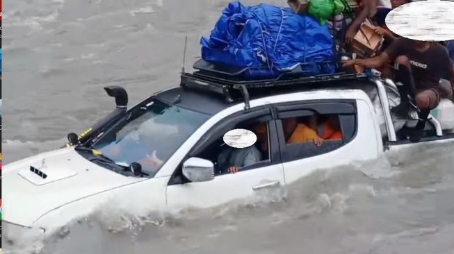 Gokil, Mitsubishi Triton 'Dipaksa' Jadi Perahu Bantu Warga Seberangi Sungai