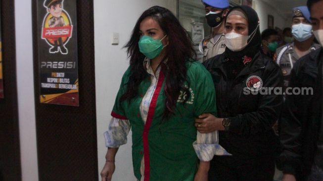 Istri dari Artis Arjun Perwira, Jennifer Jill dihadirkan sebagai tersangka saat rilis kasus narkoba yang menjeratnya di Polres Metro Jakarta Barat, Jumat (19/2/2021). [Suara.com/Alfian Winanto]