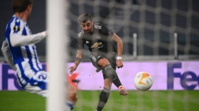 Gelandang Manchester United Bruno Fernandes (kanan) mencetak gol ke gawang Real Sociedad dalam leg pertama babak 32 besar Liga Europa di Juventus stadium. Marco BERTORELLO / AFP