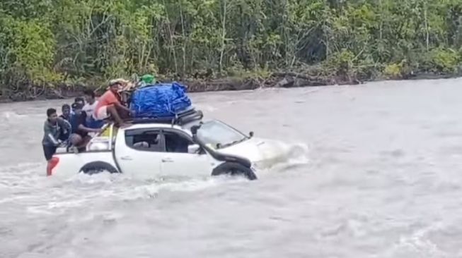 Mitsubishi Triton dipaksa jadi perahu (Facebook)