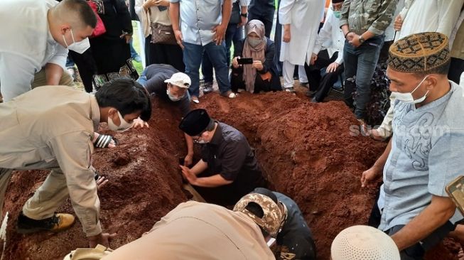 Antar Jenazah Ibunda ke Peristirahatan Terakhir, Fadli Turun ke Liang Lahat