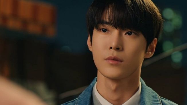 Doyoung NCT saat bintangi drama Cafe Midnight [Soompi]