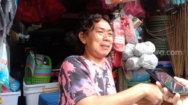 Agus, salah satu warga yang menjadi korban banjir di Kelurahan Bangka, Mampang, Jaksel. (Suara.com/Arga)