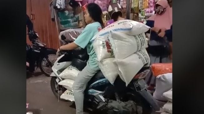 Santuy Angkut Barang Berkarung-karung, Aksi Gadis Ini Bikin Minder