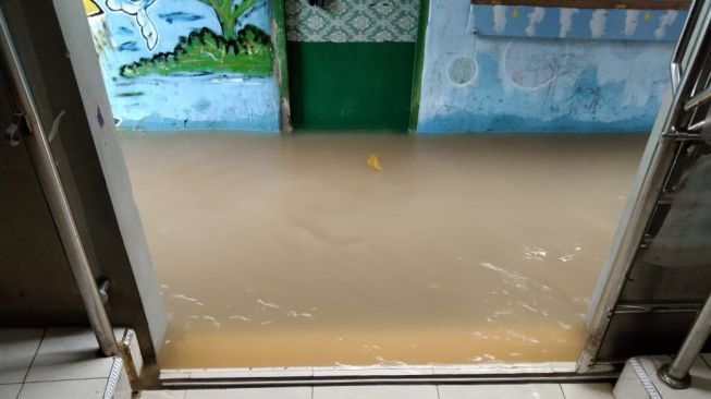 Kediaman Ketua WP KPK Yudi Poernomo di Kebon Pala yang terendam banjir. (dokumen Yudi)