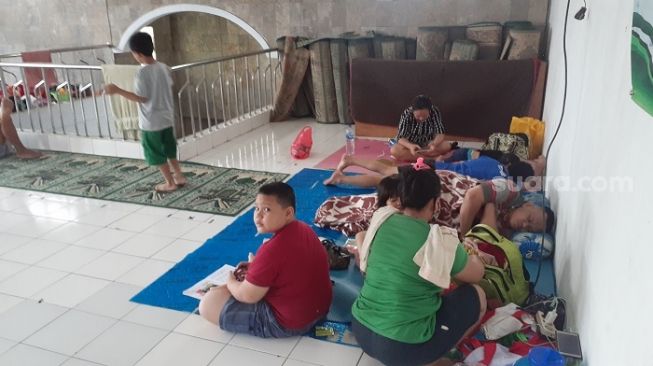 Mengungsi di Musala, Warga Korban Banjir Berjubel Tanpa Jarak saat Pandemi