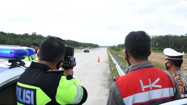 Pengendara Melintas di Tol Terpeka Lampung Dipantau Speed Gun