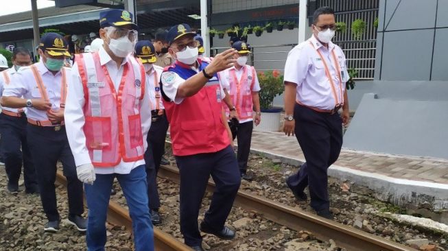 Kunjungi Stasiun Bandung, Menhub Sebut GeNose C19-nya Beda