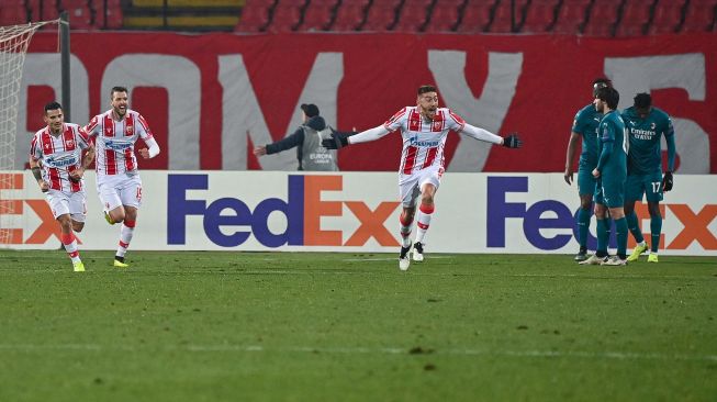 Penyerang Red Star Belgrade Beograd Milan Pavkov (tengah) melakukan selebrasi setelah mencetak gol selama pertandingan sepak bola babak 32 besar Liga Europa antara Red Star Belgrade melawan AC Milan  di Stadion Rajko Mitic, Beograd, Jumat (19/2/2021) dini hari WIB.   ANDREJ ISAKOVIC / AFP
