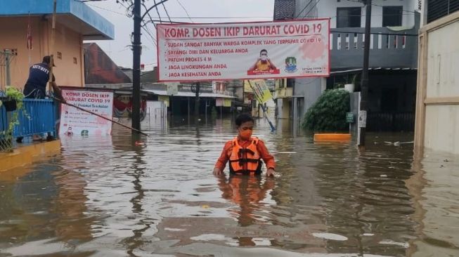 Personel BPBD Kota Bekasi tengah berada di Perumahan Dosen IKIP yang terendam banjir pagi ini, Jumat (9/2/20210).[Dok/BPBD Kota Bekasi]