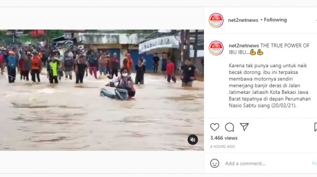 Seorang Ibu nekat dorong motor terjang banjir di depan Perumahan Nasio, Jatiasih, Kota Bekasi, Sabtu (20/2/201).[Instagram/@net2netnews]