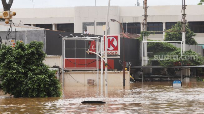 Suasana saat banjir menggenangi kawasan Kemang, Jakarta Selatan, Sabtu (20/2/2021). [Suara.com/Alfian Winanto]