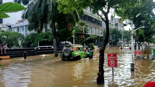 Mobil Terendam Banjir Kemang Dievakuasi Pakai Mobil Off Road IOF dan IMI