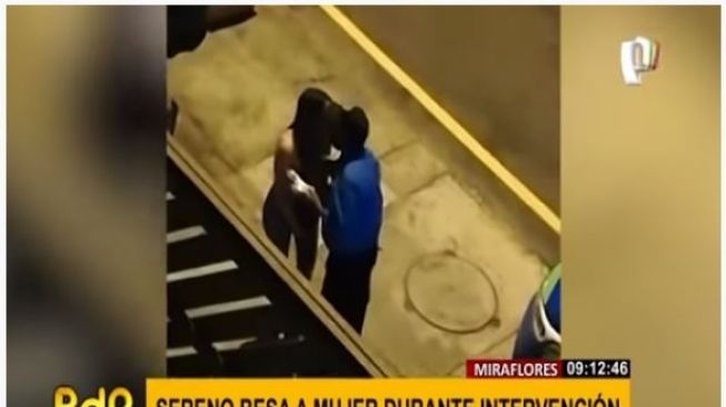 Pollsi ciuman dengan palnggar aturan Covid-19. (Youtube/ Buenos Días Perú)