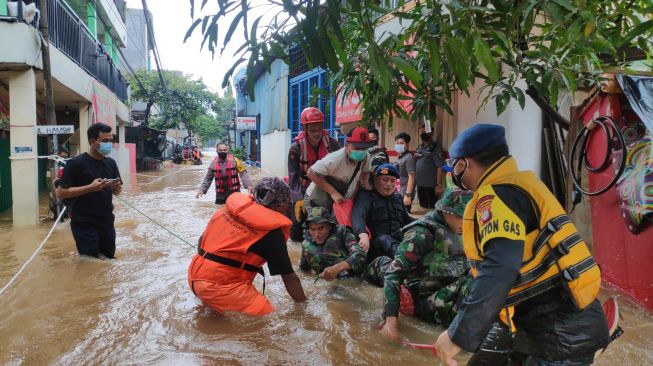 Proses Evakuasi Banjir di RW 4 Cipinang Melayu